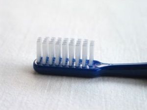 350px_Toothbrush_20050716_004