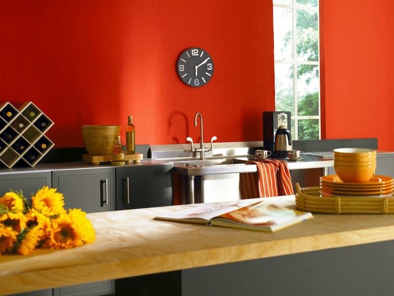 quelle-couleur-cuisine-moderne-peinture-murale-rouge-armoires-grises