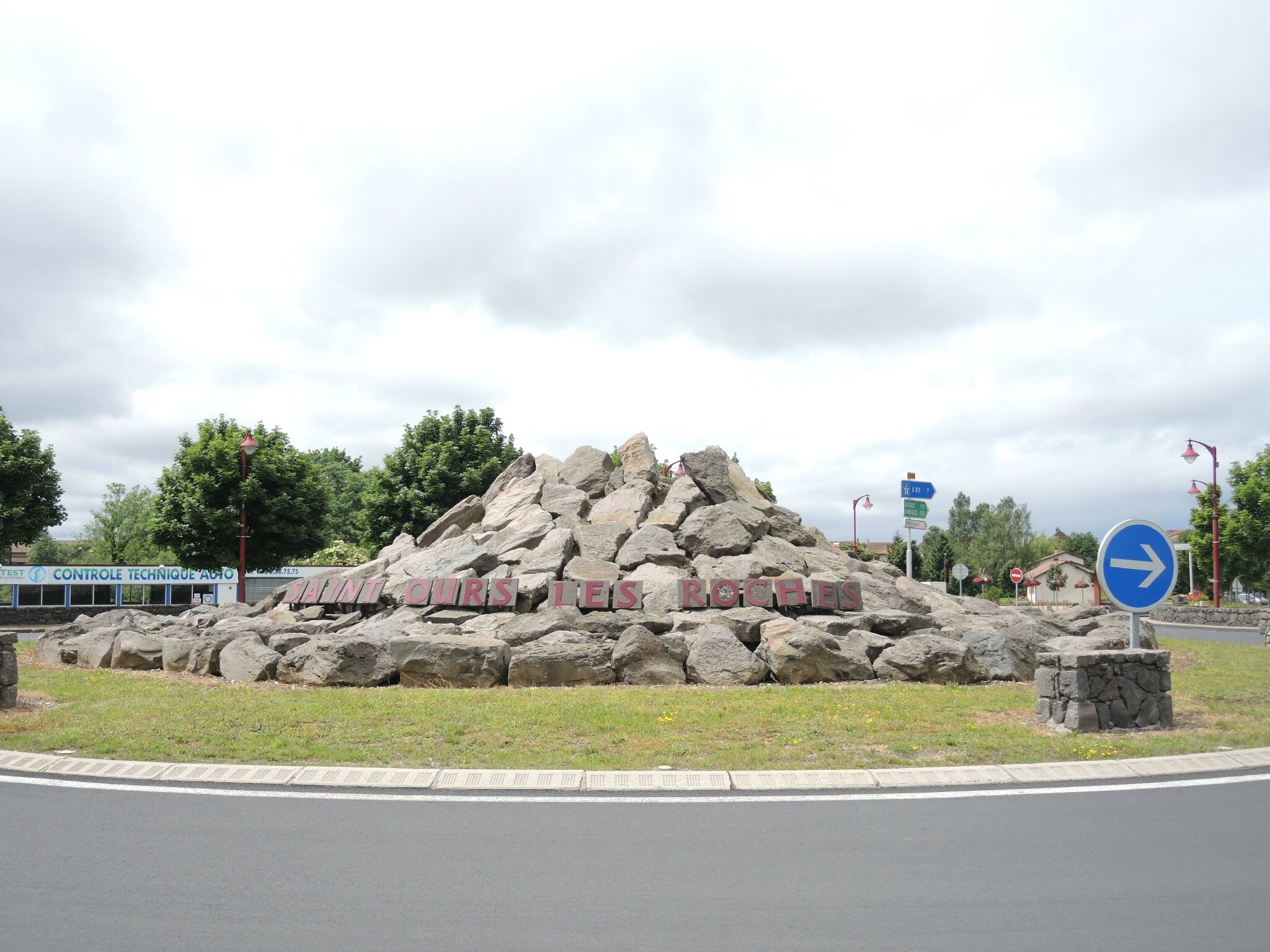 Saint-Ours-les-Roches, rond-point (63)