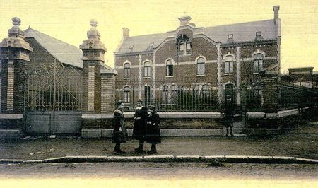 CEJ ECOLE DE LA GARE jeunes filles devant