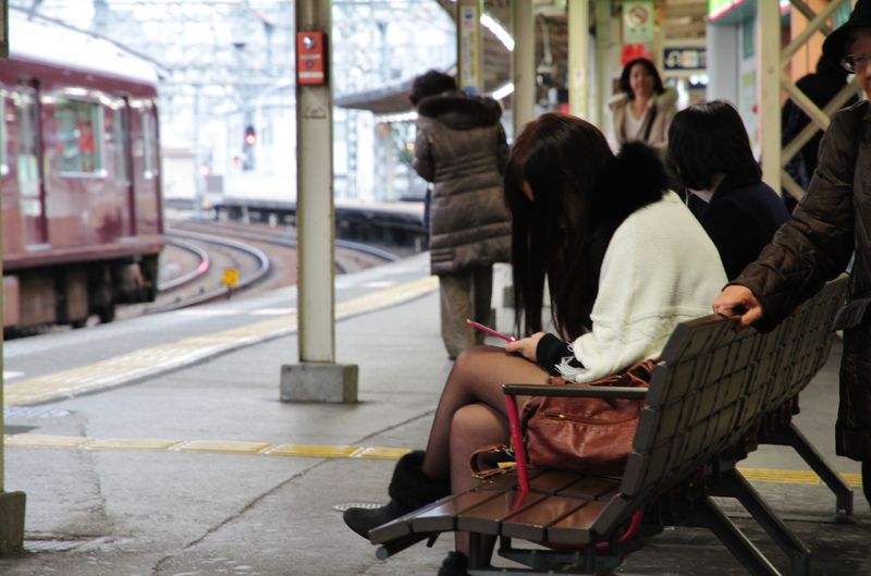 Jûsô girl waiting for the train