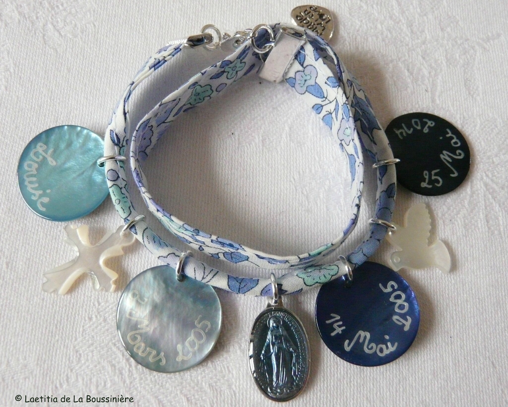Bracelet sur ruban d'Anjo bleu composé de médailles en nacre gravées, d'une Croix de Jérusalem et nacre et d'une colombe en nacre - Copie