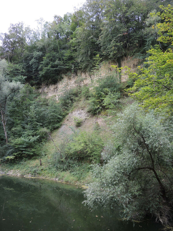 Parigny-les-Vaux, le lac bleu, falaise (58)