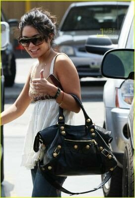 normal_vanessa_hudgens_big_boy_burgers_09