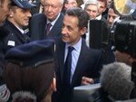 Sarkozy_et_des_policiers