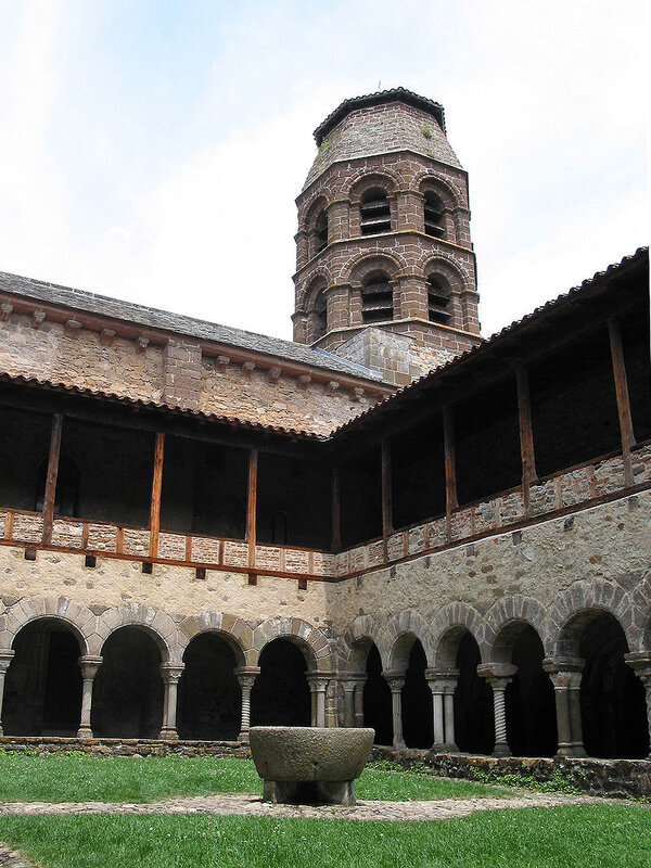 800px-Abbaye_de_Lavaudieu_-_Cloître_-_JPG1