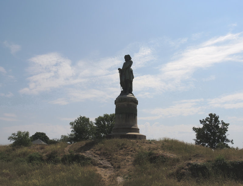 Alise-Sainte-Reine, statue de Vercingétorix, contre jour (21)