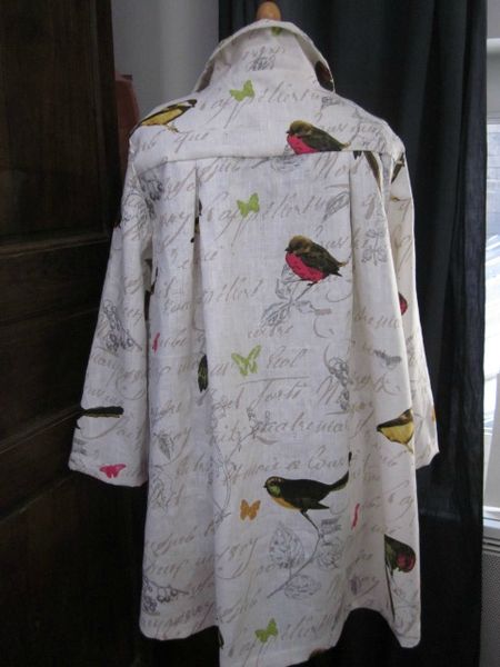 Manteau AGLAE en lin blanc cassé imprimé oiseaux noué d'un lien de lin brut (8)