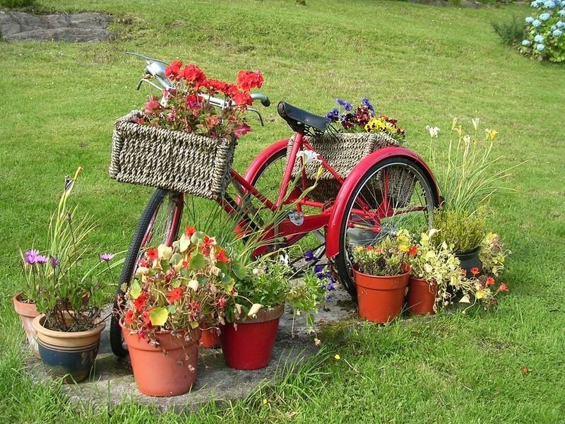 objets-récup-décoration-jardin-objets-récupération-vélo-porte-pots-fleurs