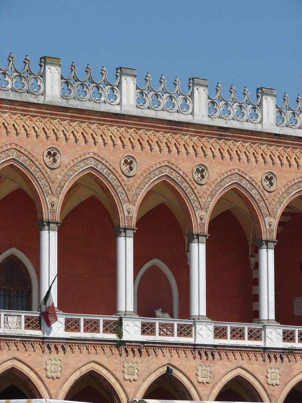 34 Palais le long du canal