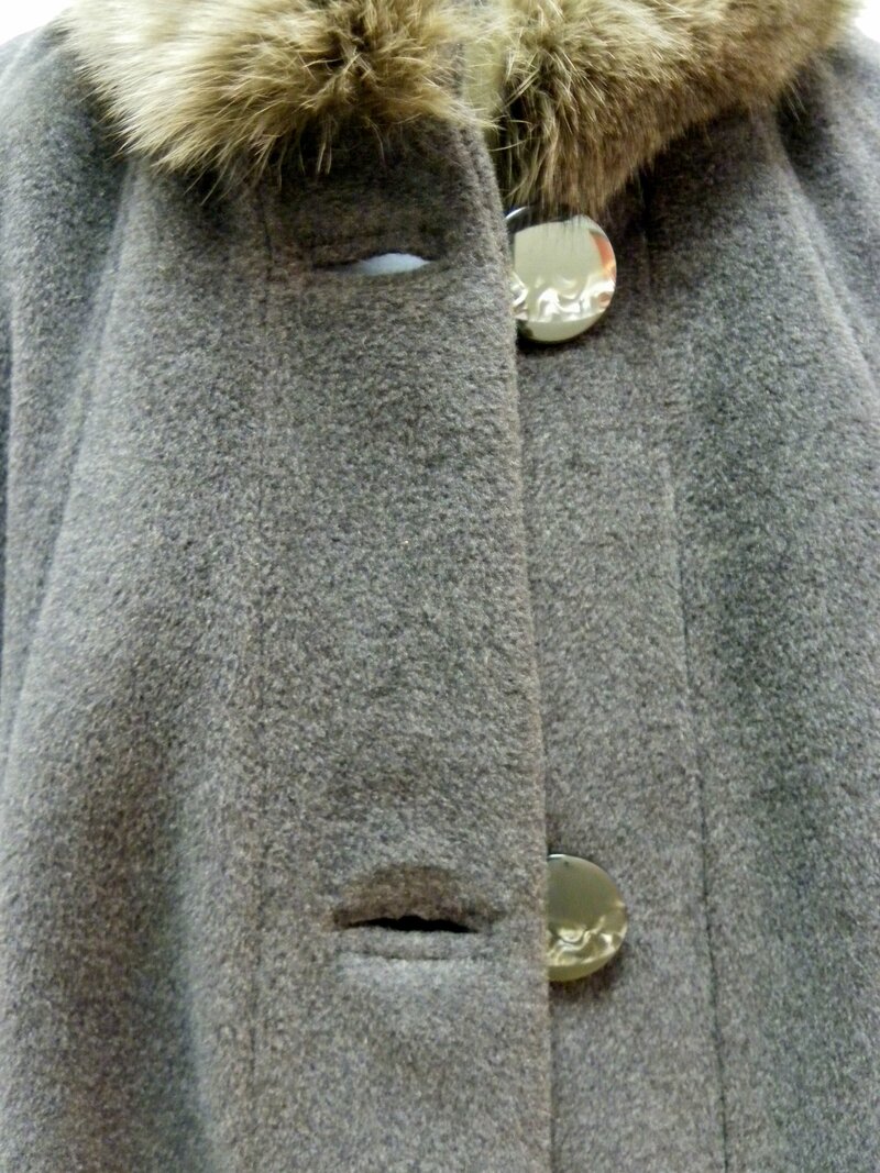 Manteau cape détail boutonnières passepoilées