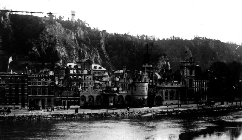 Dinant_-_Hotel_de_ville_et_poste_depuis_rive_gauche_-_1914