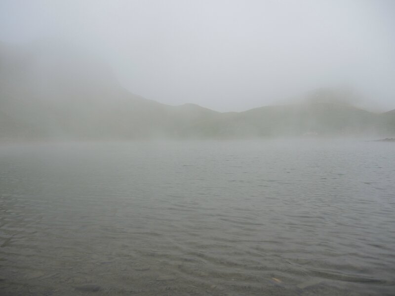 Lac du Montagnon, le lac, brouillard (64)