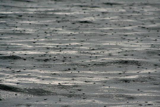 Gouttes-de-pluie-Surface-d-eau-Mer_540
