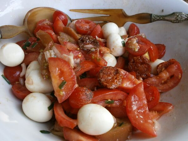 salade tomates chorizo oeufs de caille