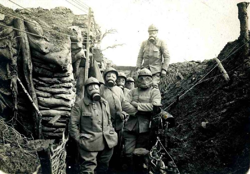 masques soldats dans tranché