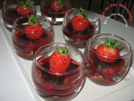 Verrines_fraises_chocolat_es_sur_compot_e_de_fraises_011