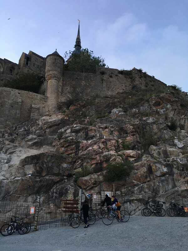 Le Mont-Saint-Michel_vélo_cycliste_parking_Vélocité_association_juillet_2020