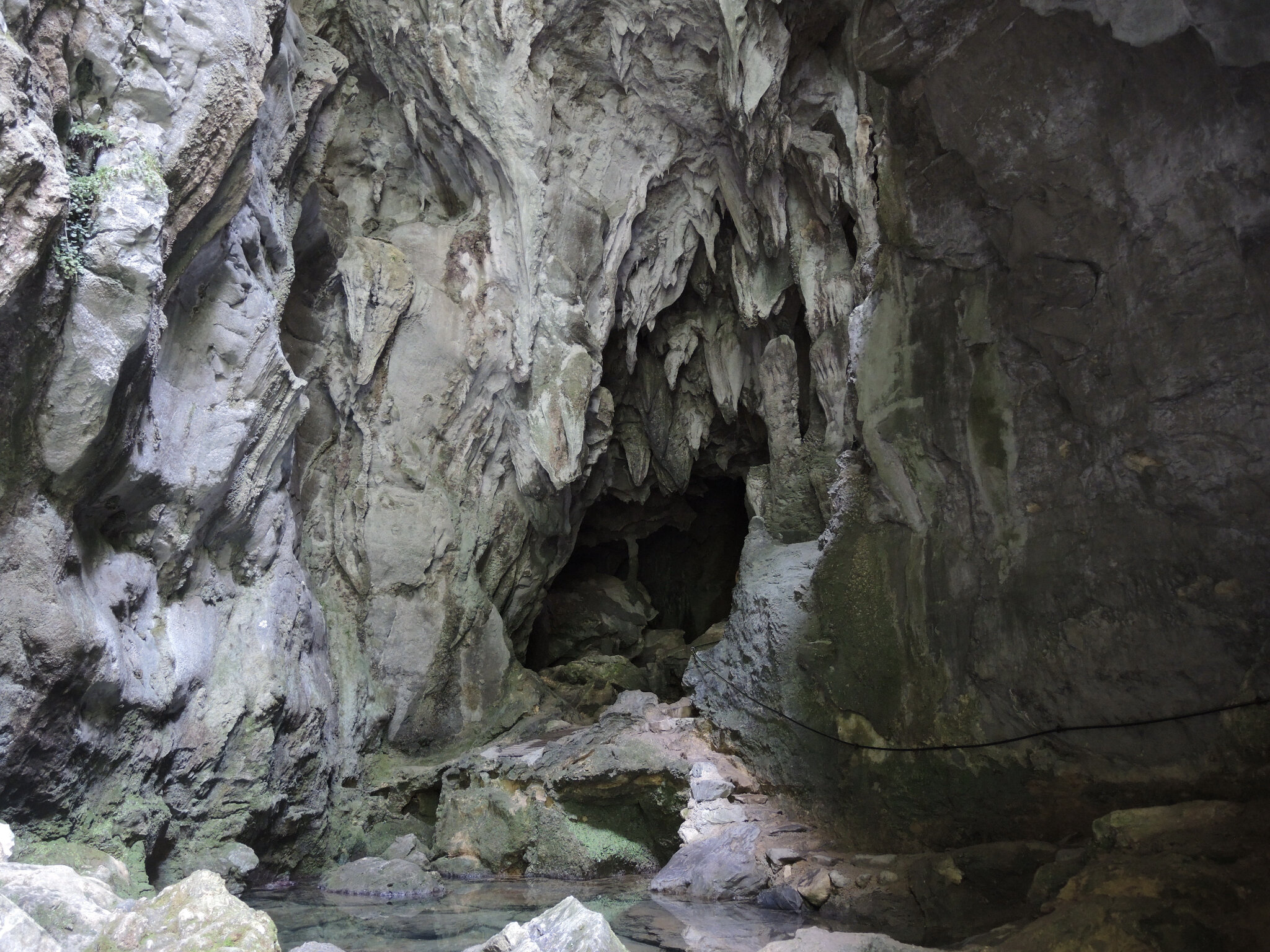 Gorges de Kakuetta, la grotte aux lacs, entrée, stalagtites  (64)