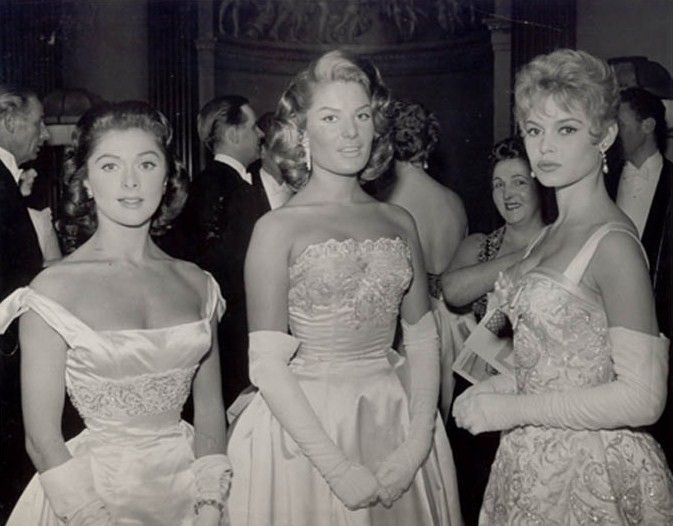 1956-10-29-londres-empire_theatre-with_guests-1
