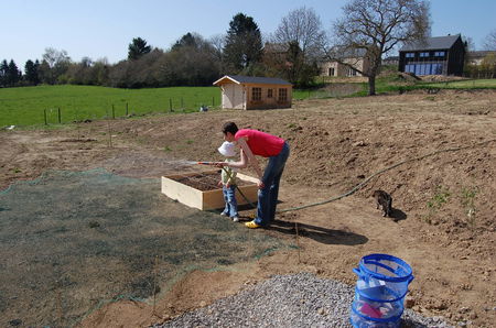 18_avril_jardinage_les_filles_jouent___la_maison_de_bois__2_