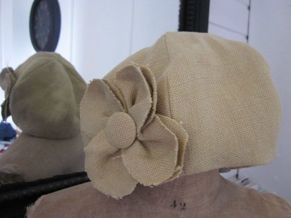 chapeau en lin ocre fâné avec fleur