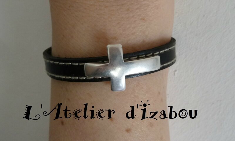 P1190332 Bracelet mixte cuir noir double couture et passant croix en métal argenté