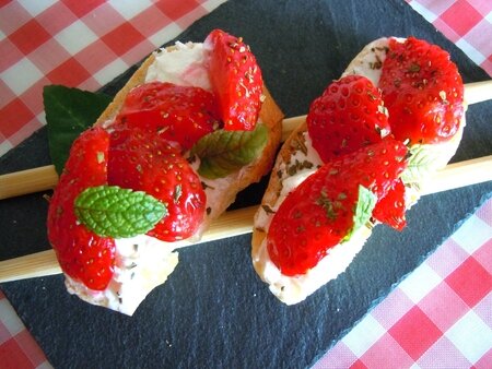 tartine chevre miel fraises 1