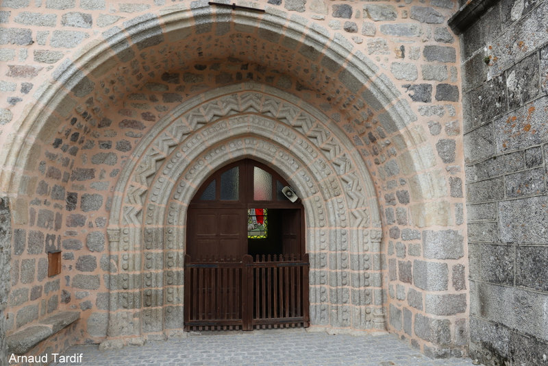 001518 Aubrac Juin 2023 - Cantal - Anterrieux - Eglise Romane au portail d'un style unique dans le Cantal