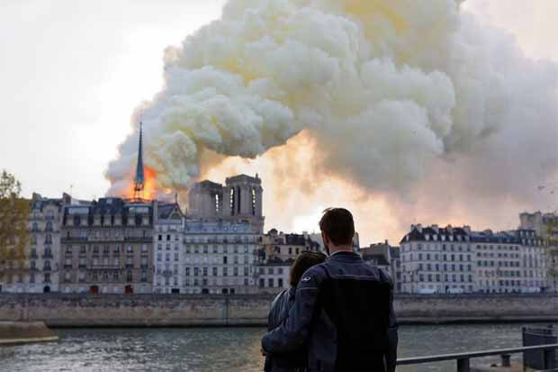 devantNotredameenfeu