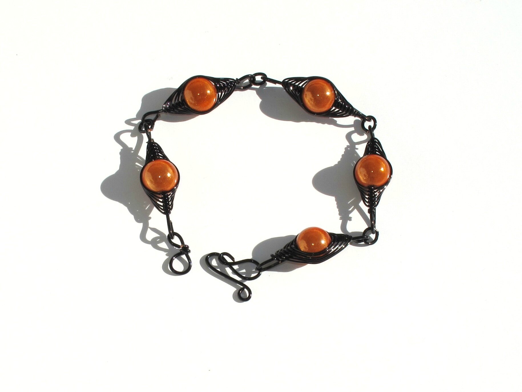 bracelet wire noir perles oranges 1