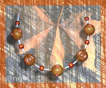 Collier_Fimo_multi_caramel_et_rivets_orange