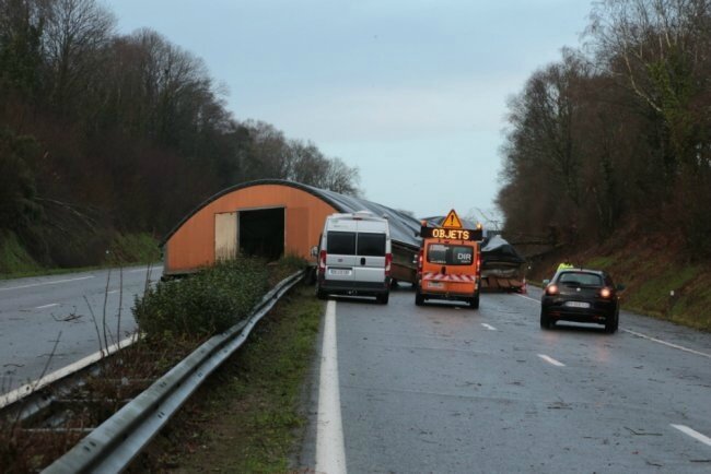 tempete-carmen-un-poulailler-atterrit-sur-la-rn165-diapo_3759339_650x434p