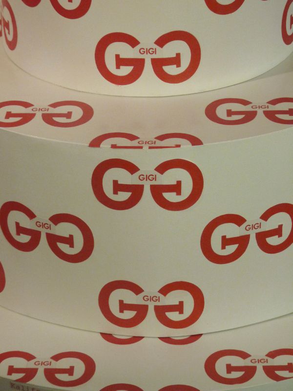 Détail du gâteau avec le logo GIGI