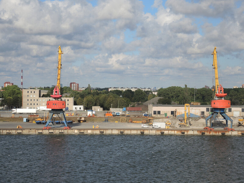 I) Klaipeda, vue sur le port depuis le ferry, grues