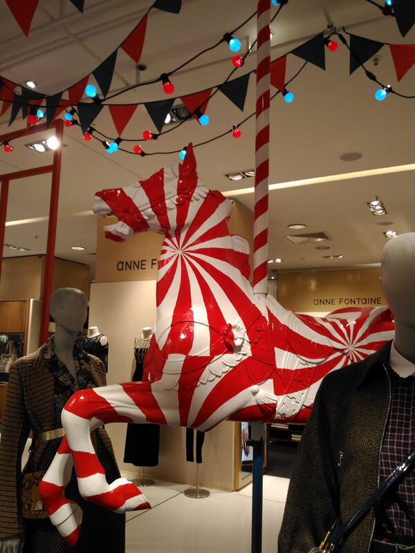 noel_2017_galeries_lafayette_cheval_de_bois