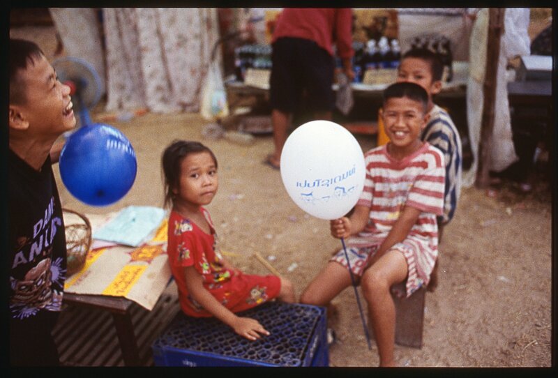 enfants vientiane fete© 2016 FOM'SEL & Thanon Oδυσσεύς