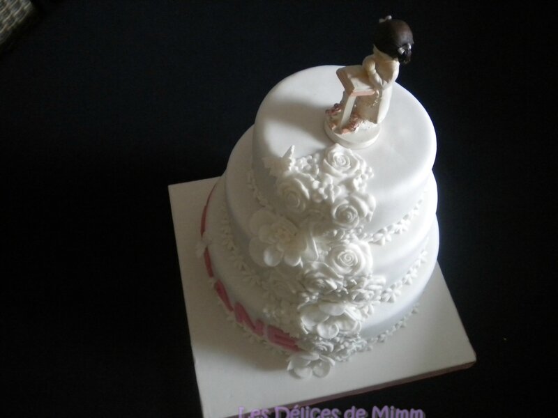 Un gâteau de communion tout blanc en pâte à sucre 17
