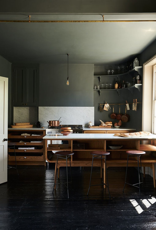 devol-kitchen-dark-gray-walls MURS FONC2 (5)