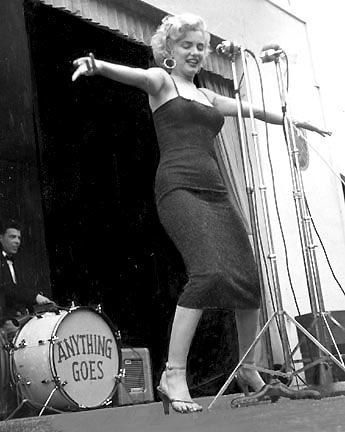 1954-02-17-korea-grenadier_palace-stage-043-1