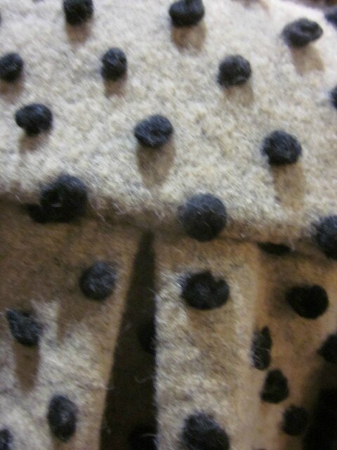 Manteau AGLAE en lainage beige à pois noirs fermé par un noeud dans le même tissu (4)