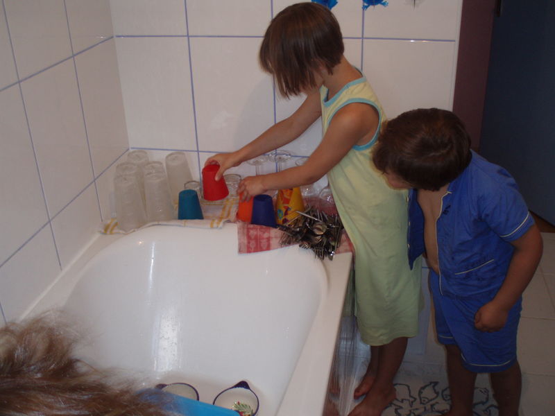vaisselle dans la baignoire (enfants ravis !)