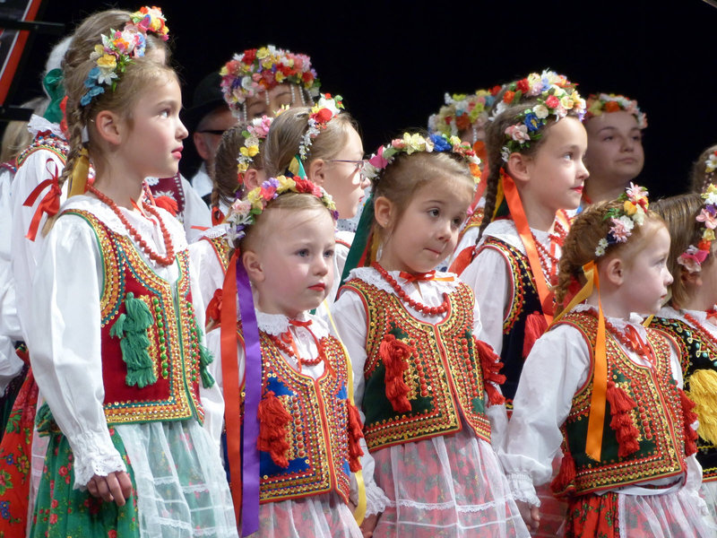 parmi-les-membres-de-kalina-figurent-de-nombreux-enfants-habilles-de-costumes-magnifiques-1558281328 (1)