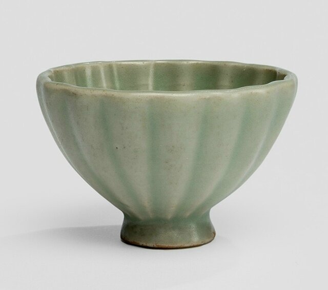 A rare Longquan celadon-glazed mallow-shaped cup, Zhejiang province, Southern Song-Yuan dynasty (1160-1368)