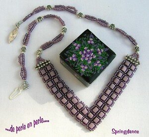 Collier_triangle_violet