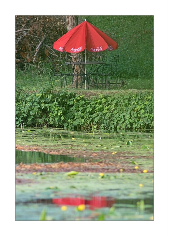 salon de jardin parasol rouge Coca reflet eau 230717