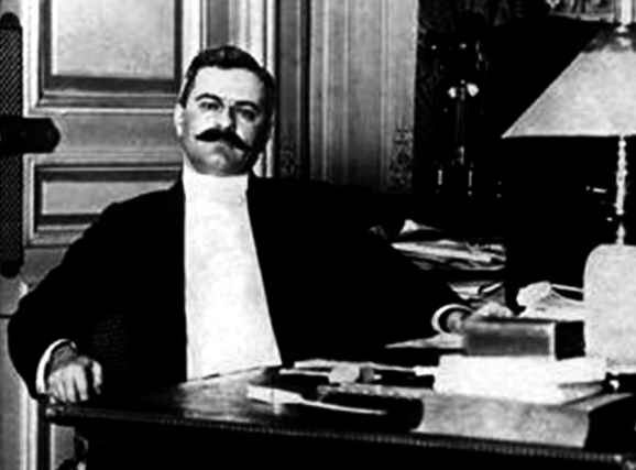 G Calmette dans son bureau