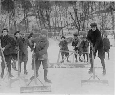 Garçons nettoyant la glace, Washington, entre 1909 et 1932