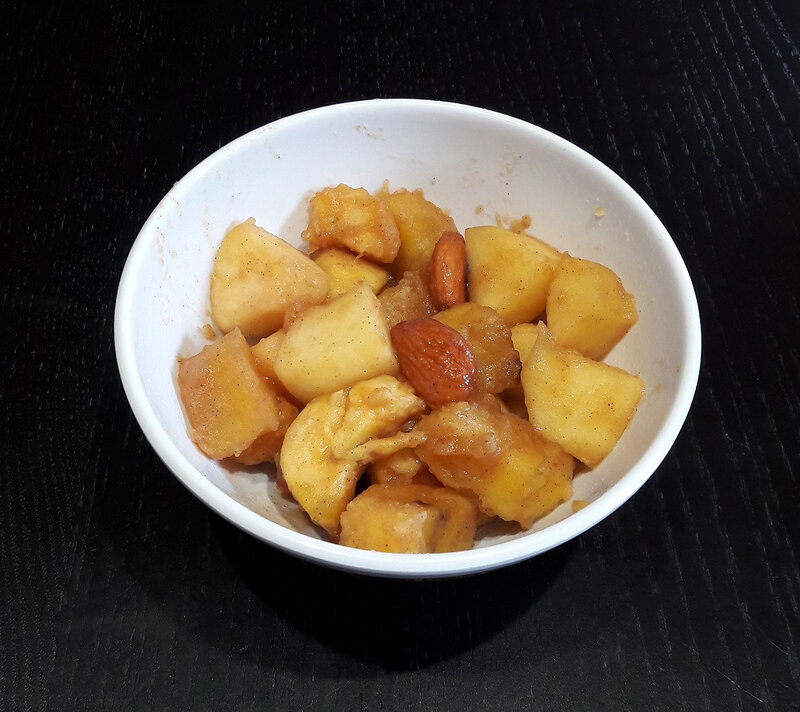 Pomme, banane plantain et amandes, miel et cannelle