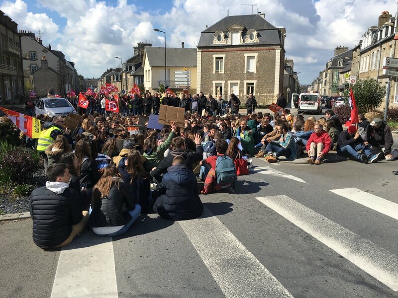 manifestation loi travail Avranches 31 mars 2016 lycéen défilé cortège Bd Foch place Patton sitting